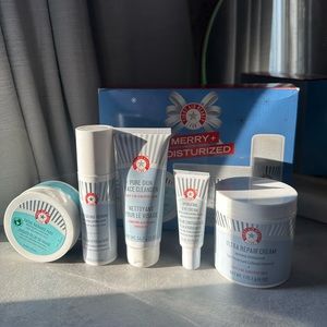 Merry and Moisturized Set First Aid Beauty - Brand New